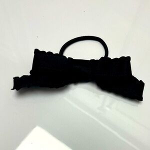 ♥️ FREE with any purchase 🙏🏽 black ruffle bow hair tie